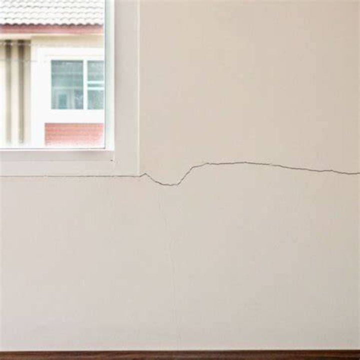 Can wallpaper cover wall cracks?