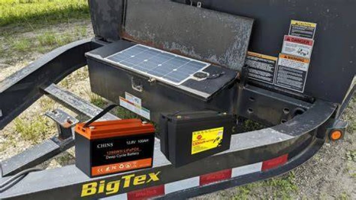 Does plugging my trailer in charge the battery?
